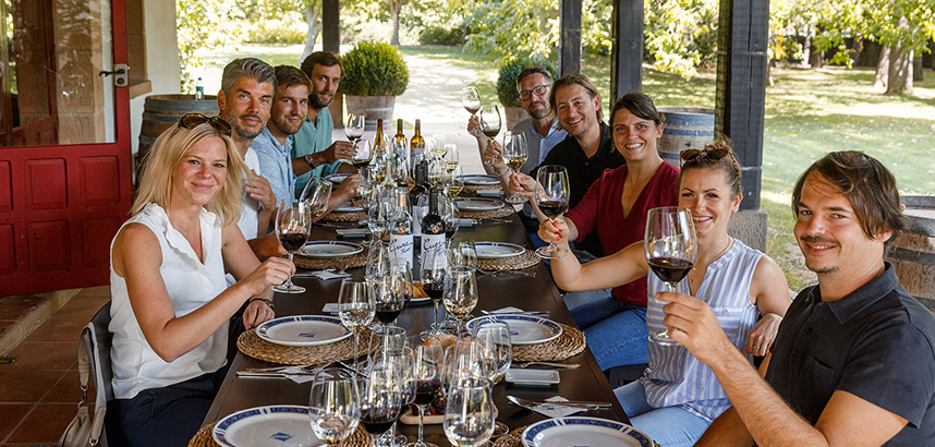VINOS-Weinentdecker beim Abendessen im Freien mit Wein.